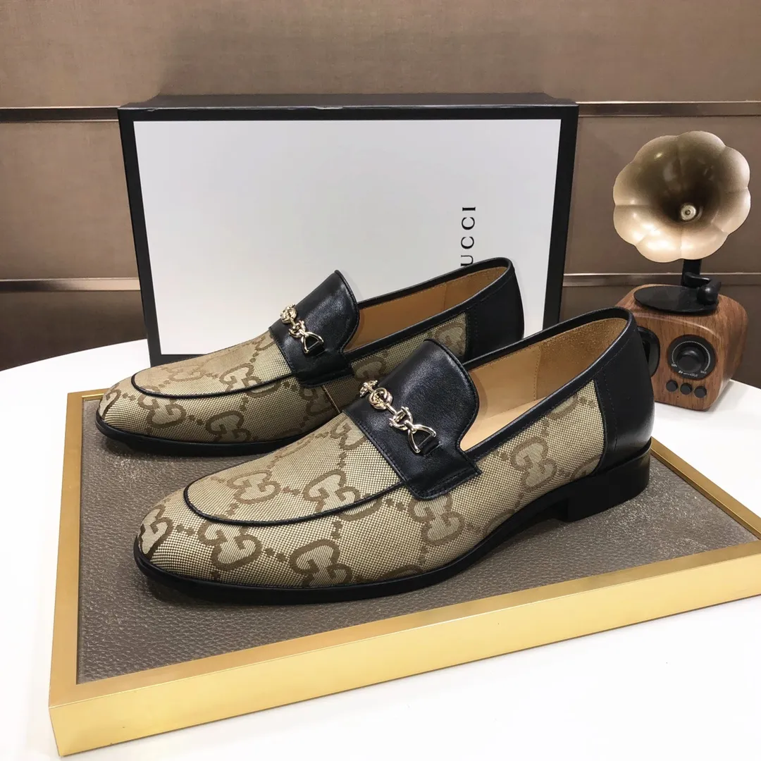 Factory batch 500💰Italy’s top luxury men’s shoe giant (GUCCI) (Gucci) (full cowhide lining) new arrival🍃Original European style🔰 Pleasant to the eye😍In order to make the shoes more durable and non-deformable🌀The production continues to follow traditional methods but there is still no lack of innovation💪The original sheepskin is selected for the leather♻️Smooth, natural and extra bright⭐Made of imported cowhide The rich man’s first choice 38-45 (45 customized)